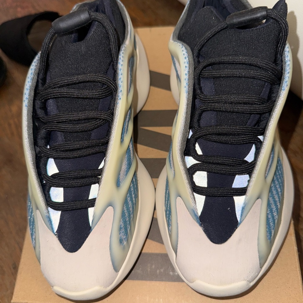 adidas Yeezy 700 V3 Sneakers